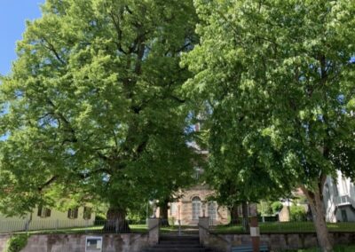 Bischmisheimer Kirche mit Kirchengarten
